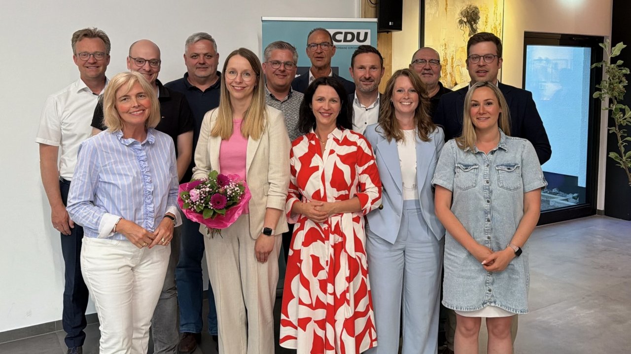 Im Rahmen einer gut besuchten Mitgliederversammlung hat die CDU Kirchhundem einen neuen Vorstand gewählt. Zur neuen Vorsitzenden der Gemeindeunion wurde Tatjana Vente gewählt. Sie folgt auf Dr. Barbara Nieder, die nach fünf Jahren an der Spitze des Gemeindeverbandes nicht erneut kandidierte. von CDU Kirchhundem
