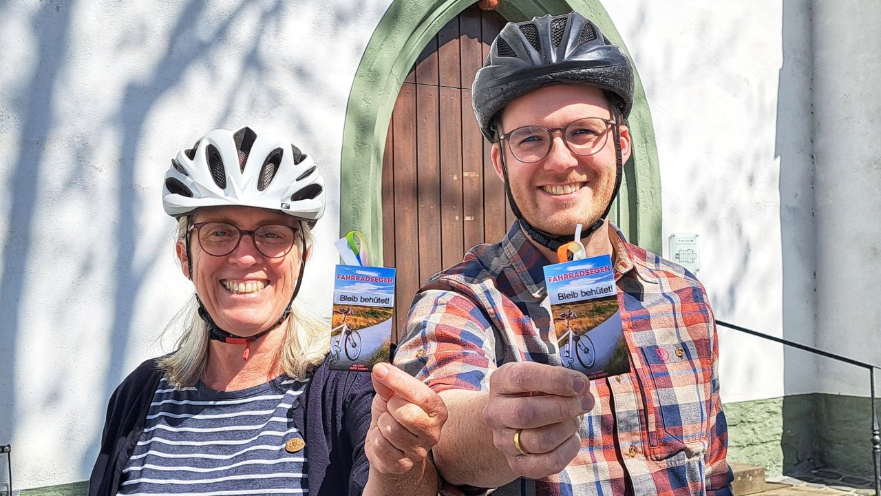 Ina Huneck-Schüttler und Alexander Müller stellen die Kilometer auf ihrem Drahtesel unter den Segen Gottes. von Pastoralverbund Attendorn