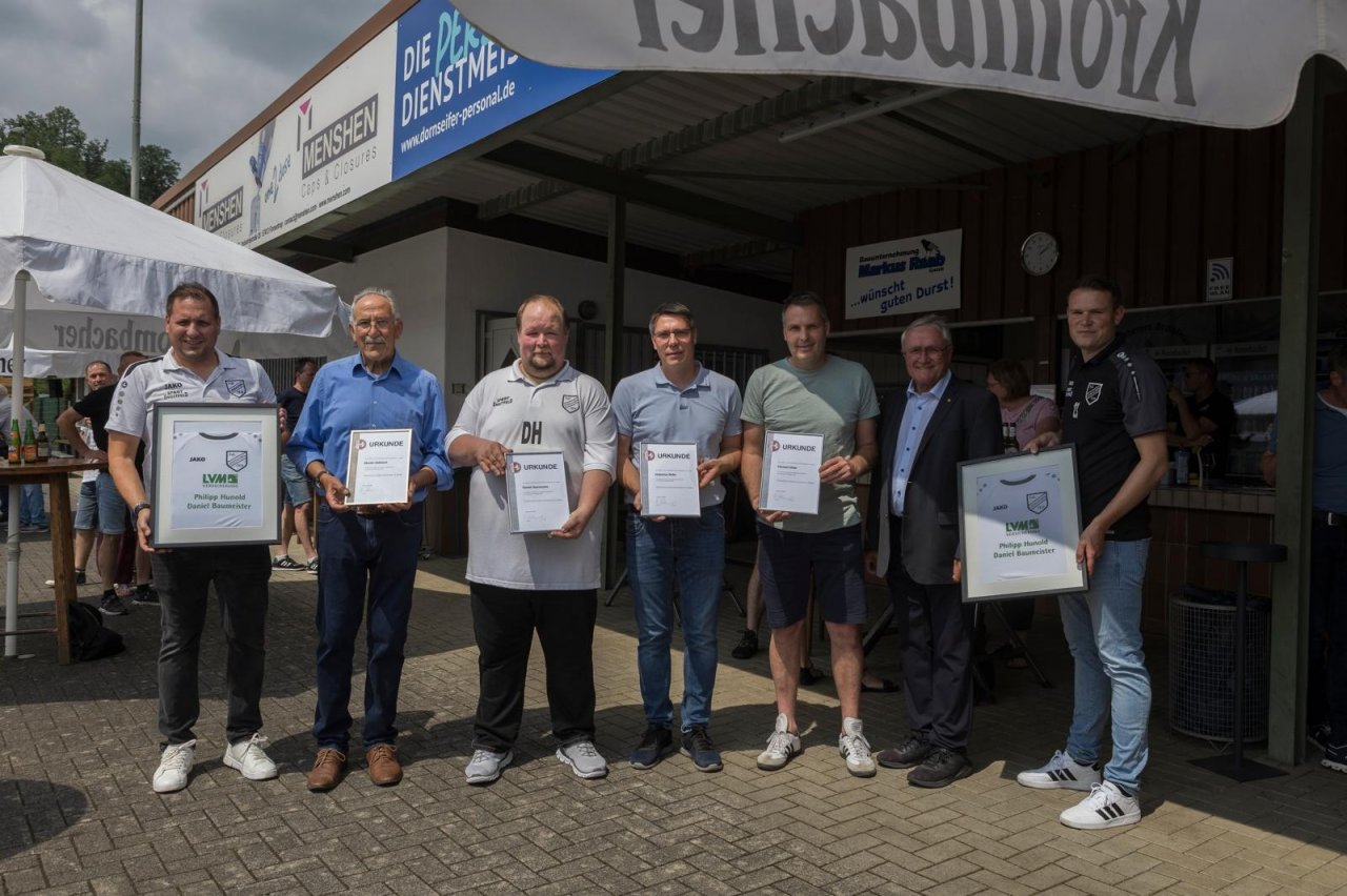 Im Rahmen des Sportfestes des TuS Lenhausen wurden verdiente Mitglieder geehrt (v.l.): Fabrian Stahl, Martin Vollmert, Daniel Hammecke, Hubertus Sieler, Christof Sieler, Joachim Schlüter und Simon Sieler. von privat