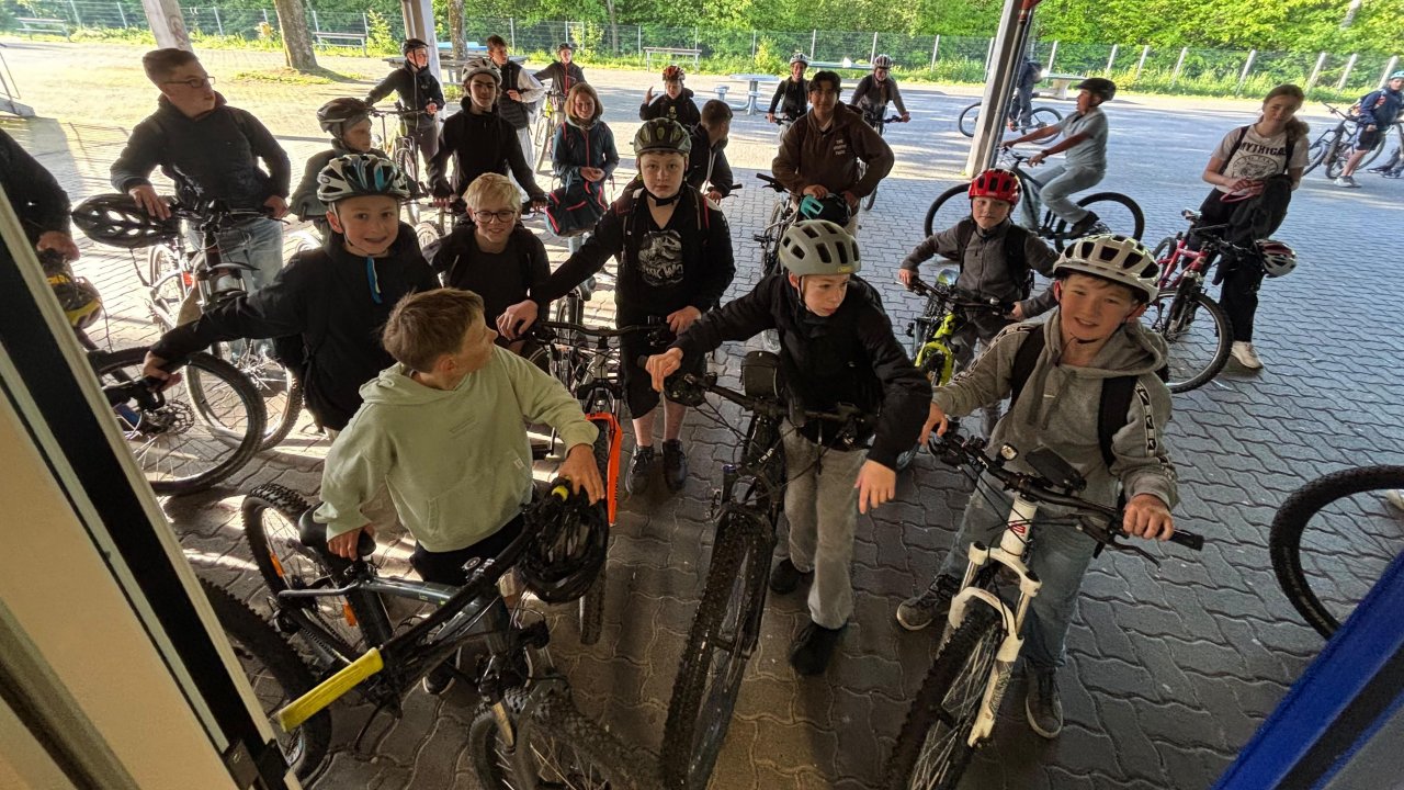 Rund 100 Schüler stiegen am „Car-Frei-Tag“ der Gesamtschule Wenden auf ihr Fahrrad. von privat