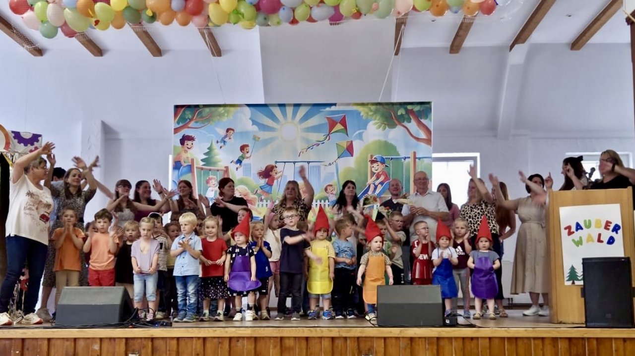 Ein besonderer Höhepunkt des Festes war die Aufführung der Kindergartenkinder: Sie nahmen die Gäste mit auf eine Zeitreise durch die Geschichte des Kindergartens. von privat