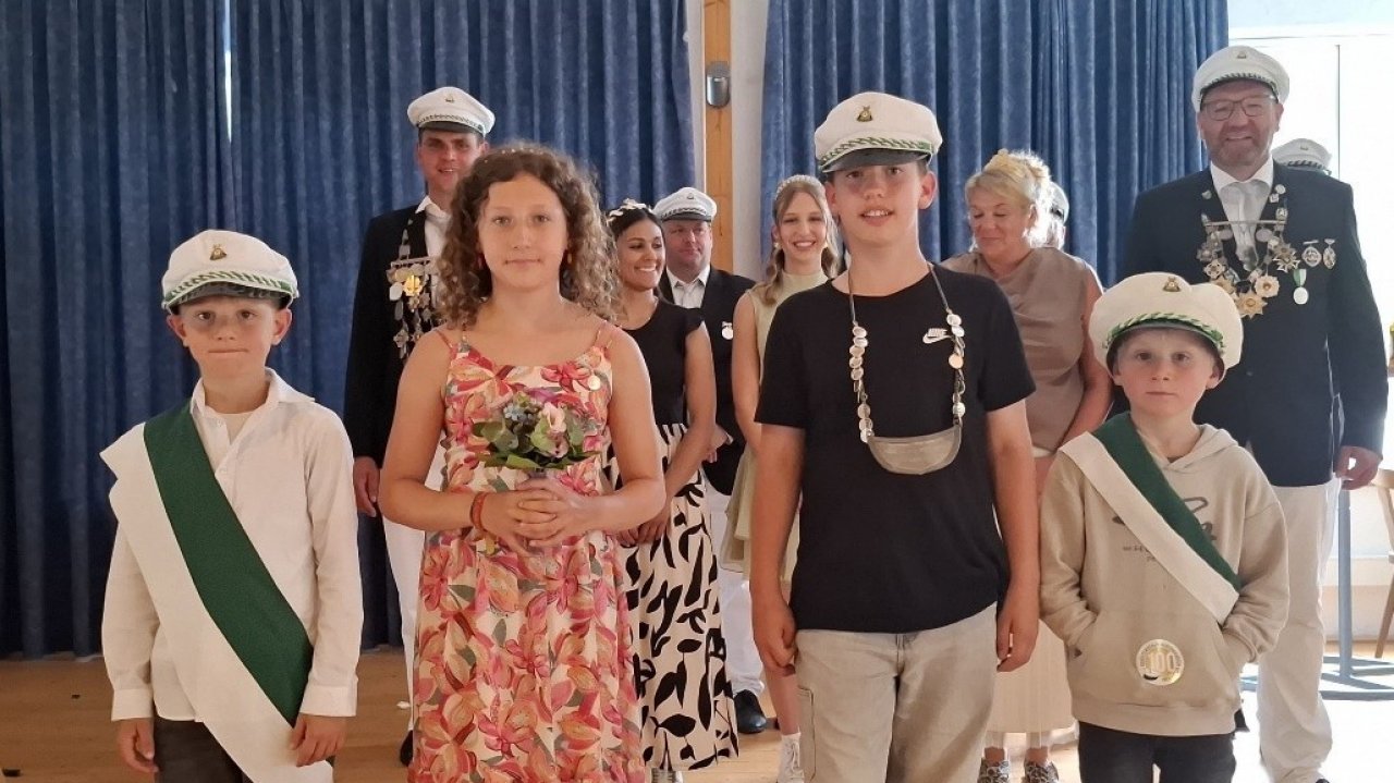 Kinderkönigspaar Julian Walter und Carlotta Behle (Mitte) mit ihren Offizieren Hannes Meeser (links) und Mattis Meeser (rechts). von privat