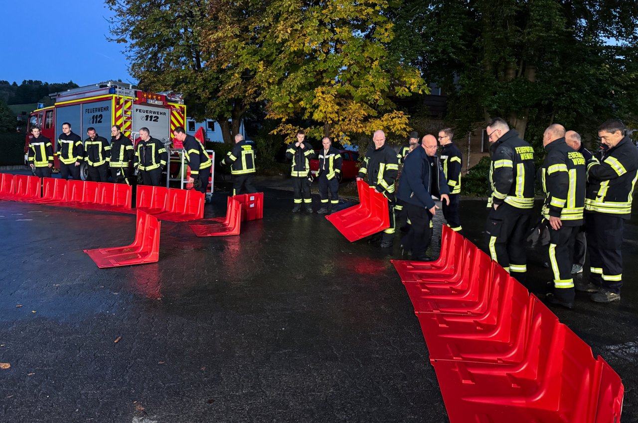 Die Gemeinde Wenden hat gemeinsam mit der Feuerwehr ein modernes Hochwasserschutzsystem angeschafft. von Feuerwehr Wenden