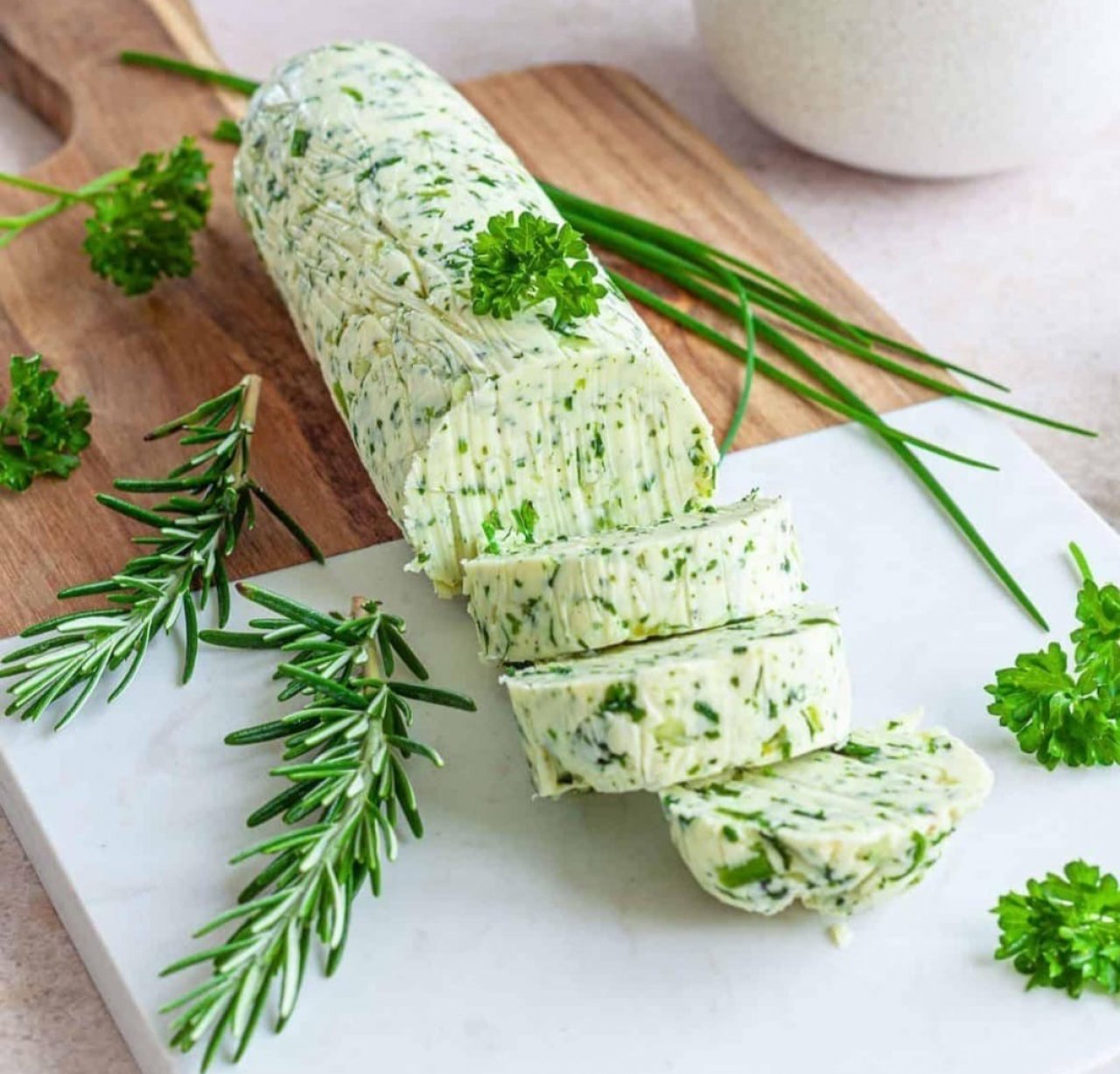 Kräuterbutter ist eine würzige Butter mit frischen oder getrockneten Kräutern. von privat