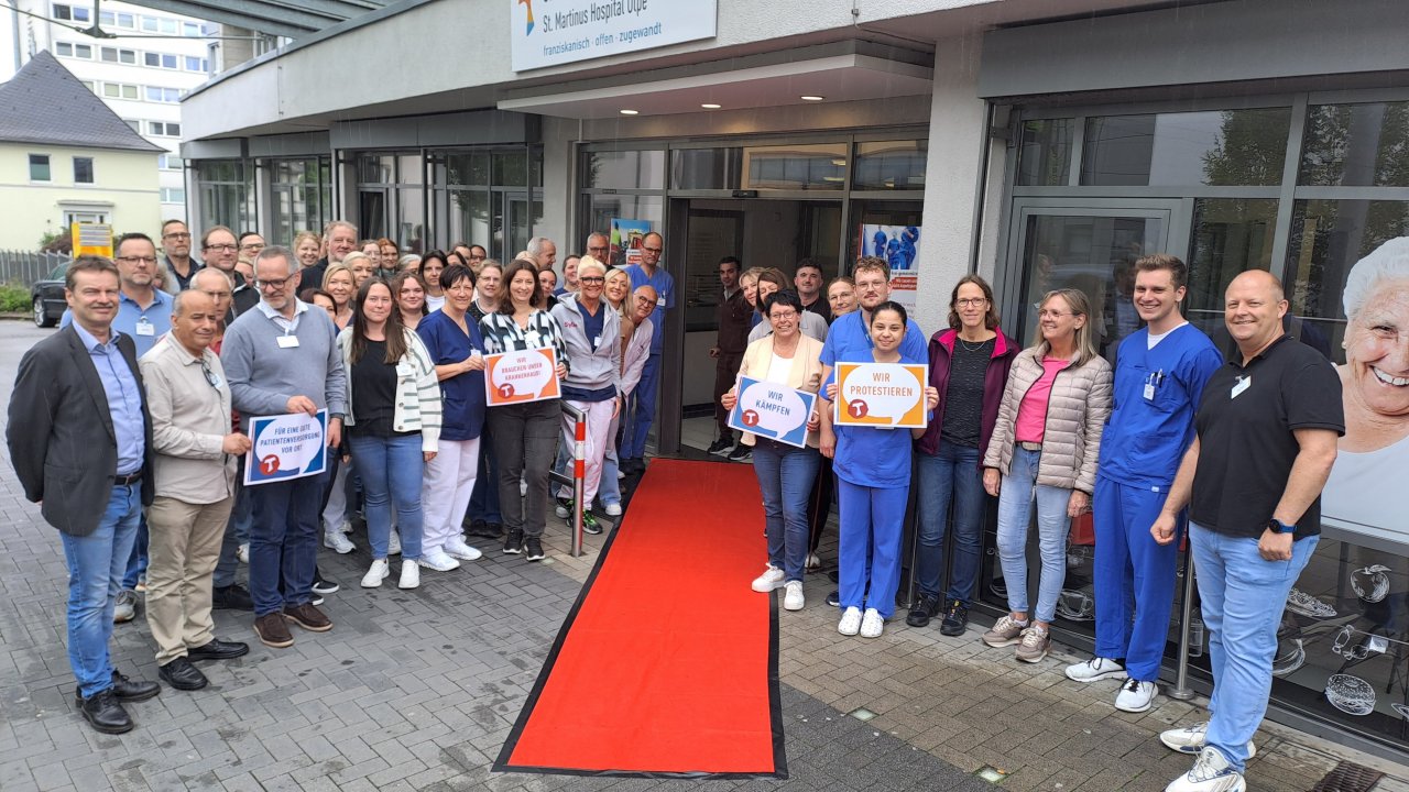 Am St. Martinus-Hospital wurde der Eingang verengt, um auf die finanziellen Probleme der Krankenhäuser hinzuweisen. von GFO Kliniken Südwestfalen