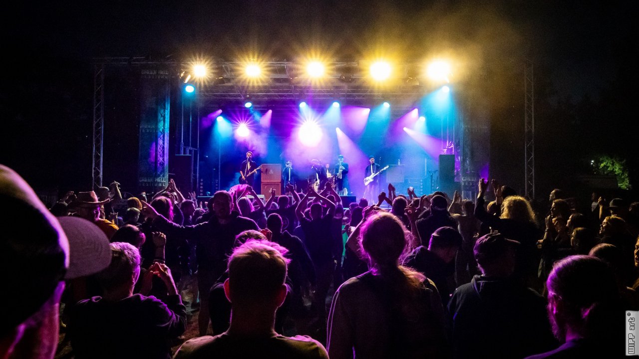 Die Bühne des Green Hell Festival bei Nacht. von Frank Wipperfürth