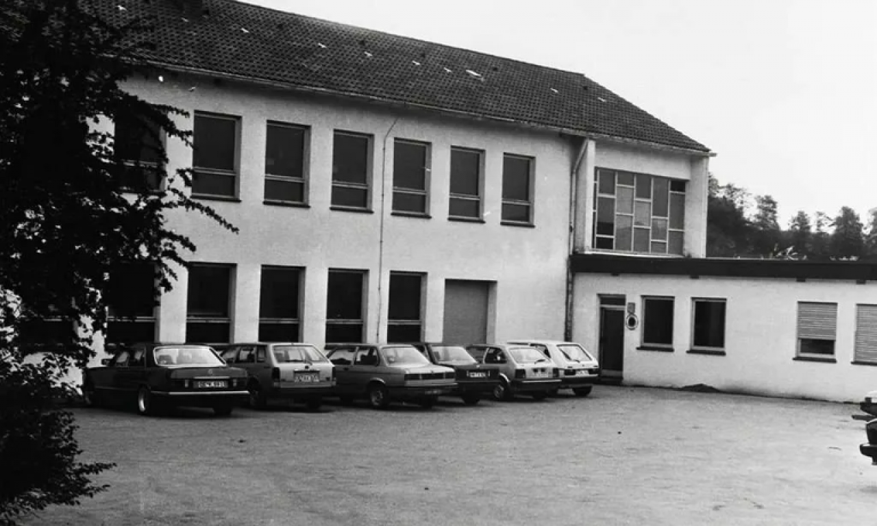 Nach kurzer Anlaufzeit kauften die Firmengründer die alte Schule in Weringhausen und setzten die Erfolgsgeschichte zunächst dort fort. von privat
