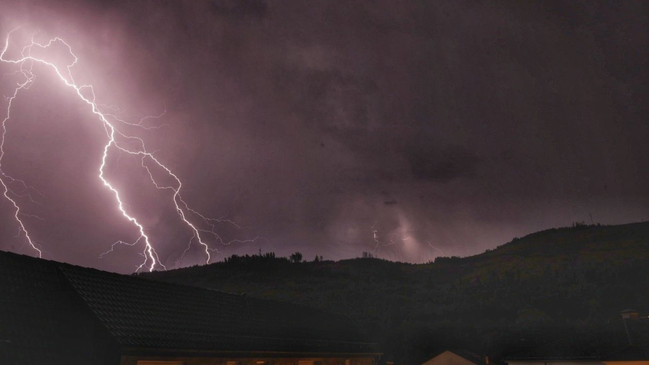 Gewitter mit grellen Blitzen und starken Windböen zogen am Freitagabend, 19. Juni, durch den Kreis Olpe. von Nils Dinkel