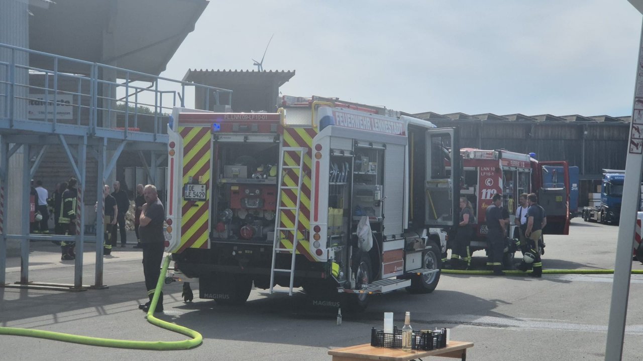 Bei schweißtreibenden Temperaturen sind aktuell (Samstag, 20. Juni, 10.30 Uhr) rund 50 Kräfte von Feuerwehren, DRK und Maltesern in Oedingermühle im Einsatz: Glutnester in einem Silotank müssen bekämpft werden. von Nicole