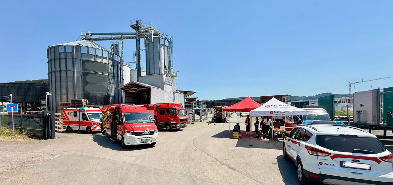 Die Feuerwehr war mit 100 Einsatzkräften vor Ort. von Feuerwehr Lennestadt