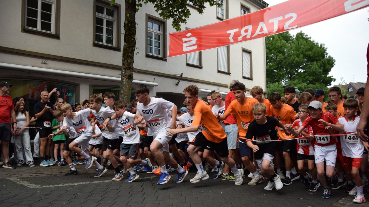 Auf die Plätze, fertig - los! Während beim Olper Teamcup 2026 die Läufe der jungen Teilnehmer wie geplant starten konnten, musste der Hauptlauf aufgrund der schweren Gewitters mit Starkregen abgebrochen werden. von Leoni Hermes