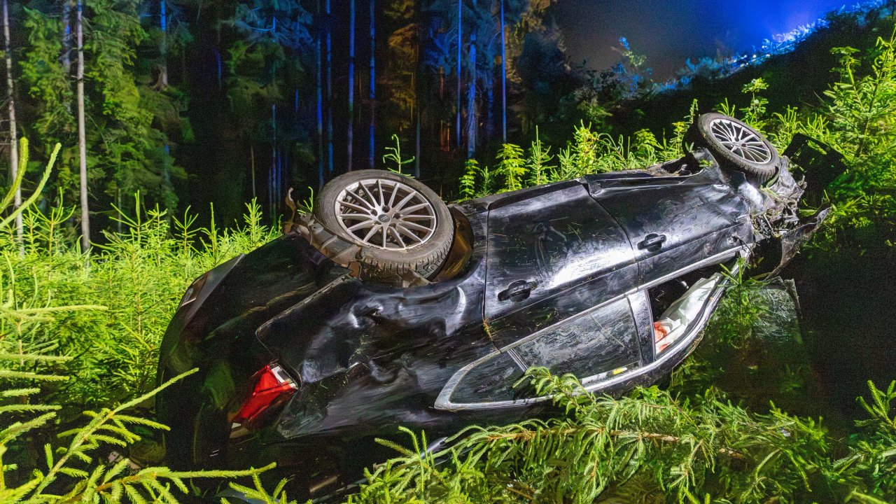 Das Fahrzeug des 23-Jährigen überschlug sich wahrscheinlich mehrfach, kollidierte mit Bäumen und kam rund 20 Meter unterhalb der Fahrbahn, halb auf dem Dach liegend, zum Stillstand. von Kai Osthoff