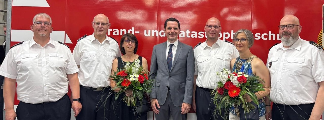 Auch die Partnerinnen der beiden scheidenden Wehrleiter erhielten ein Dankeschön für die jahrelange Unterstützung. von Jonas Johannes