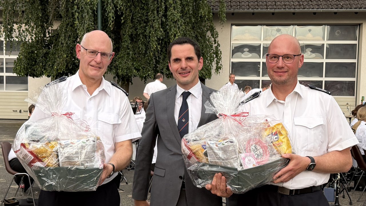 Bürger, Kameraden, viele (Ehren-) Gäste und Bürgermeister Christian Pospischil (Mitte) nahmen am Freitag, 19. Juni, Abschied von Dr. Tobias Bock (r.) und Peter Heuel. von Jonas Johannes