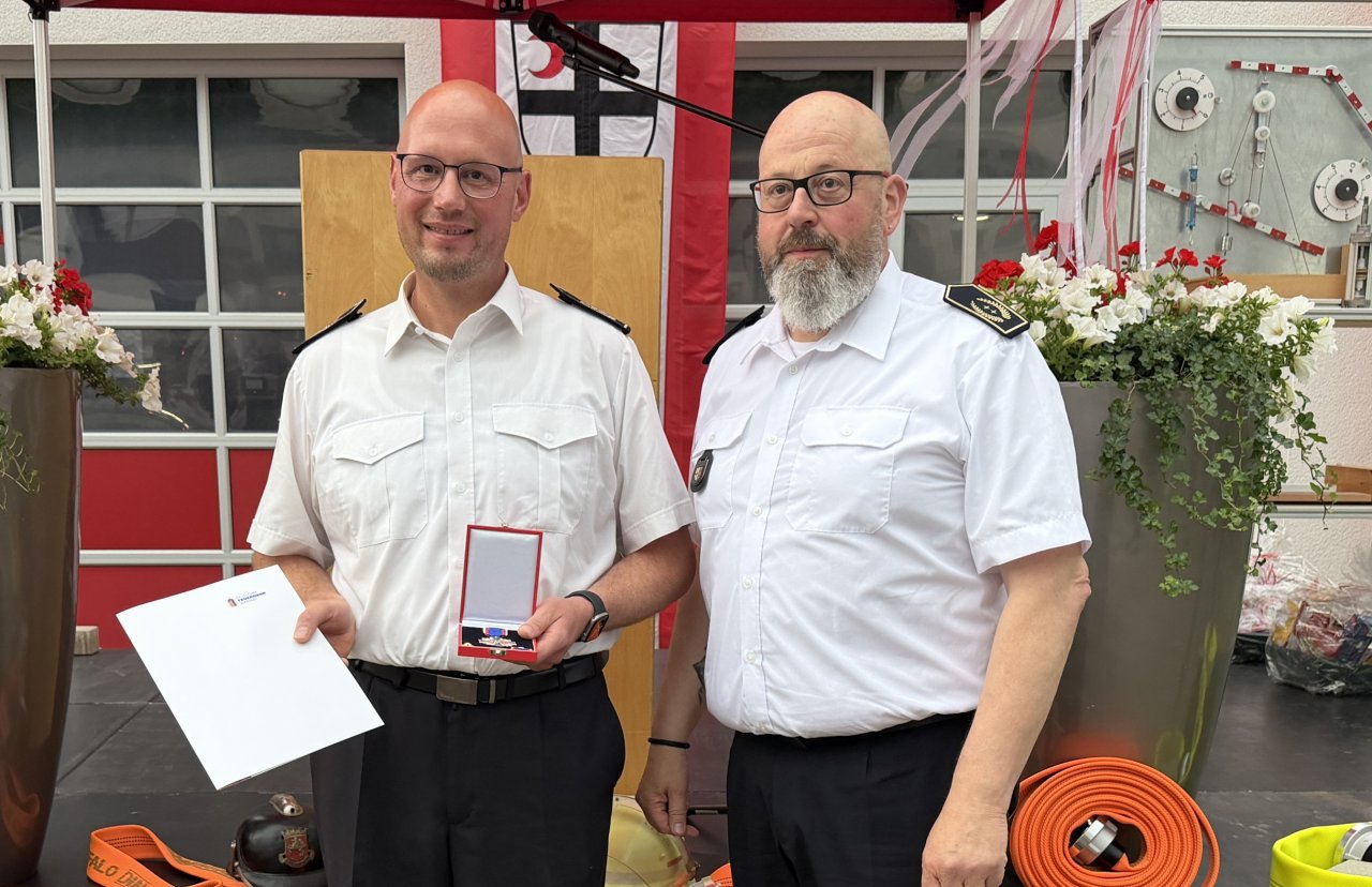 Dr. Tobias Bock (l.) wurde von Kreisbrandmeister für sein Engagement in der Feuerwehr mit dem Feuerwehr-Ehrenkreuz in Silber ausgezeichnet. Peter Heuel hatte diese Auszeichnung bereits im Dezember erhalten. von Jonas Johannes