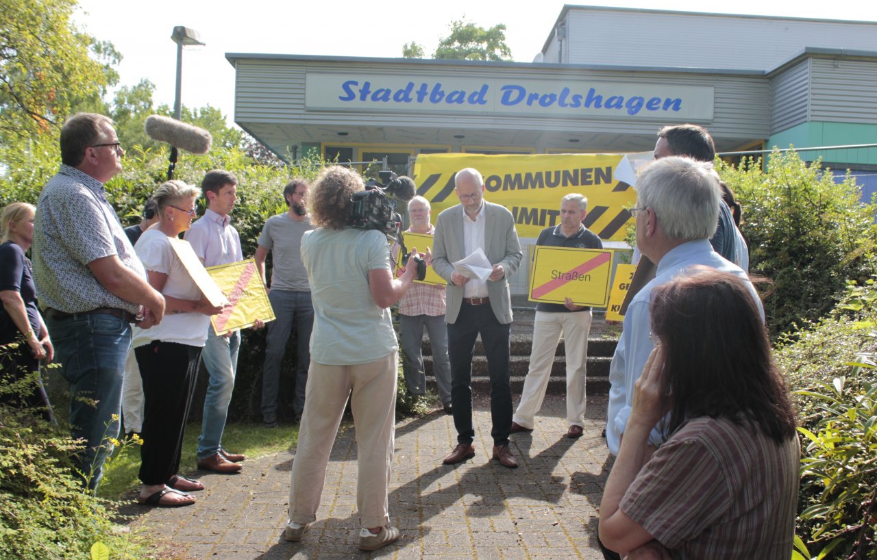 Unter dem Motto „Kommunen am Limit“ machten am Drolshagener Stadtbad Bürgermeister Ulrich Berghof und zahlreiche Ratsmitglieder auf die schlechte finanzielle Situation der Stadt aufmerksam. von Wolfgang Schneider