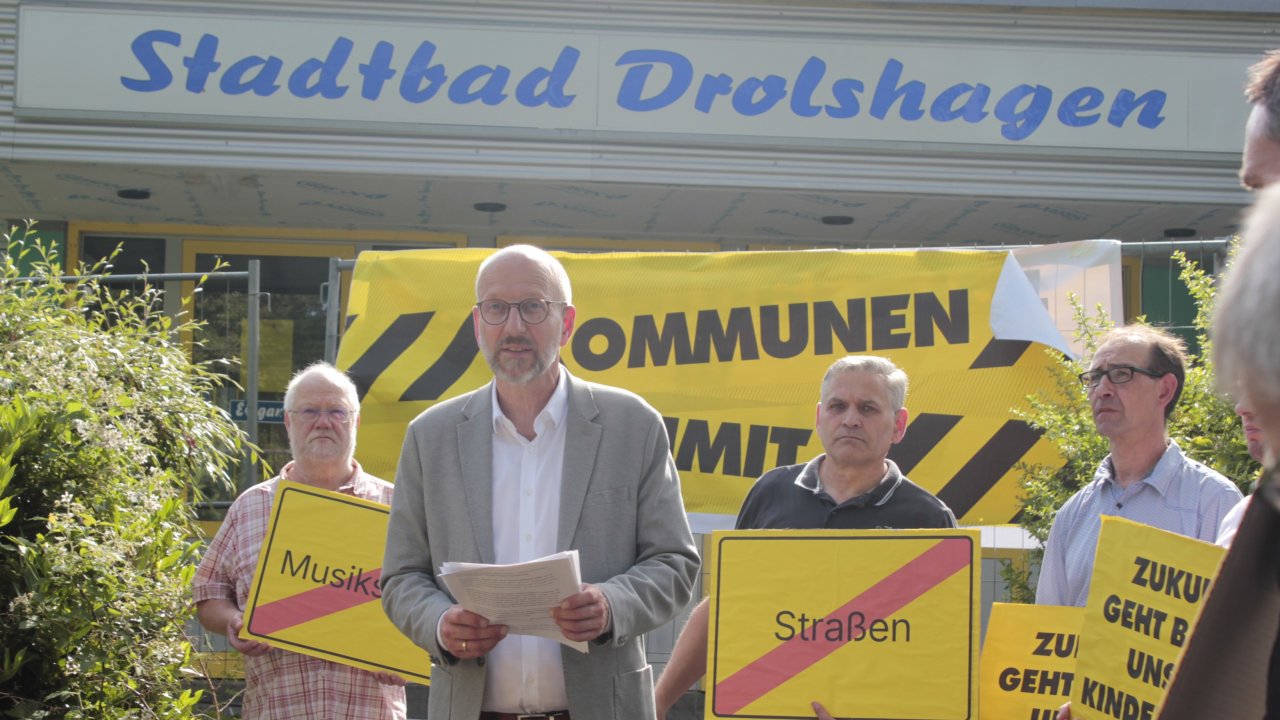 Unter dem Motto „Kommunen am Limit“ machten am Drolshagener Stadtbad Bürgermeister Ulrich Berghof und zahlreiche Ratsmitglieder auf die schlechte finanzielle Situation der Stadt aufmerksam. von Wolfgang Schneider