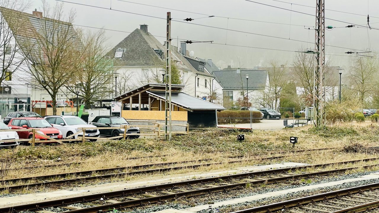 Der Meggener Bahnhof mit Unterführung. von Claudia Wichtmann