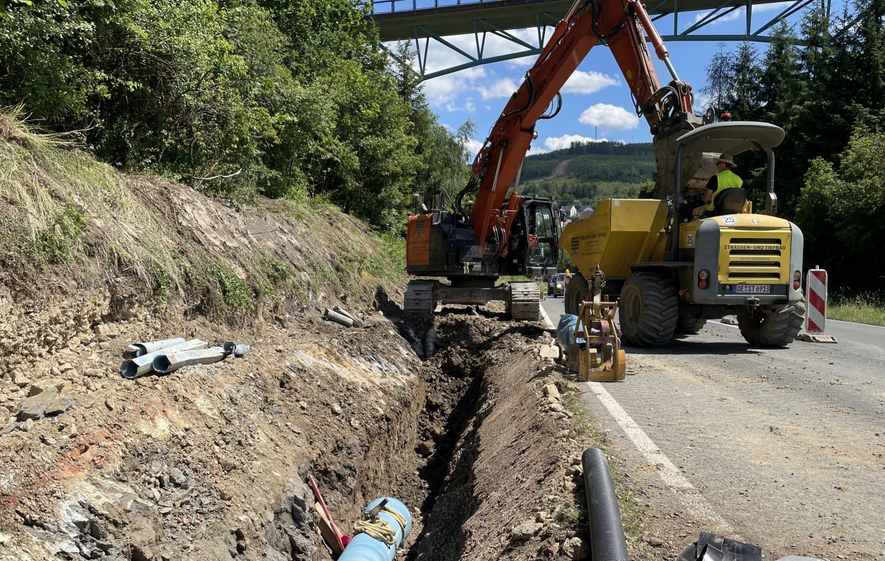 Entlang der B54 bewegt sich eine der beiden Baustellen talwärts. Am Berghang im Hintergrund ist die Schneise der zweiten Baustelle erkennbar. von Kreis Olpe