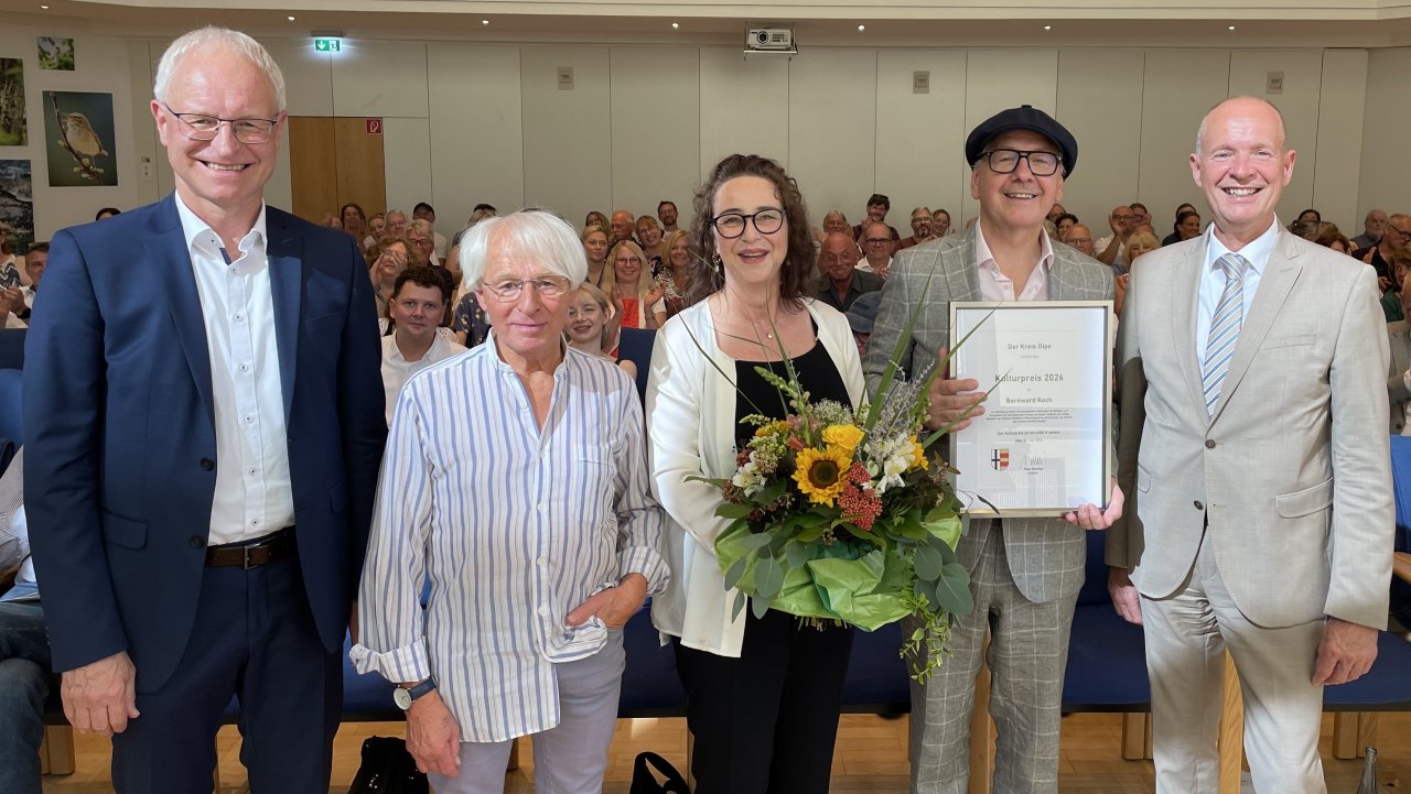 Bei der Preisverleihung (v.l.): Michael Hecken, Vorsitzender des Ausschusses für Sport und Kultur des Kreises Olpe, Laudator Prof. Dr. Friedhelm Decher; das Ehepaar Christiane Böhm und Bernward Koch sowie Landrat Theo Melcher. von Kreis Olpe