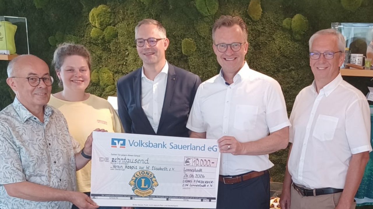 Martin Schäfer, Hannah Franzen, Michael Forth, Tobias Puspas und Dr. Christoph Schneider (v.l.) bei der Spendenübergabe des Reinerlöses aus dem letztjährigen Hospizkonzert. von privat