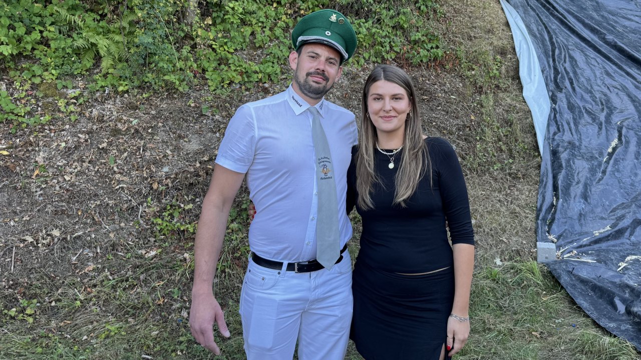 Jonas Jung und Marie Gerstenschläger sind das neue Königspaar in Kirchveischede. von Catriona Rath