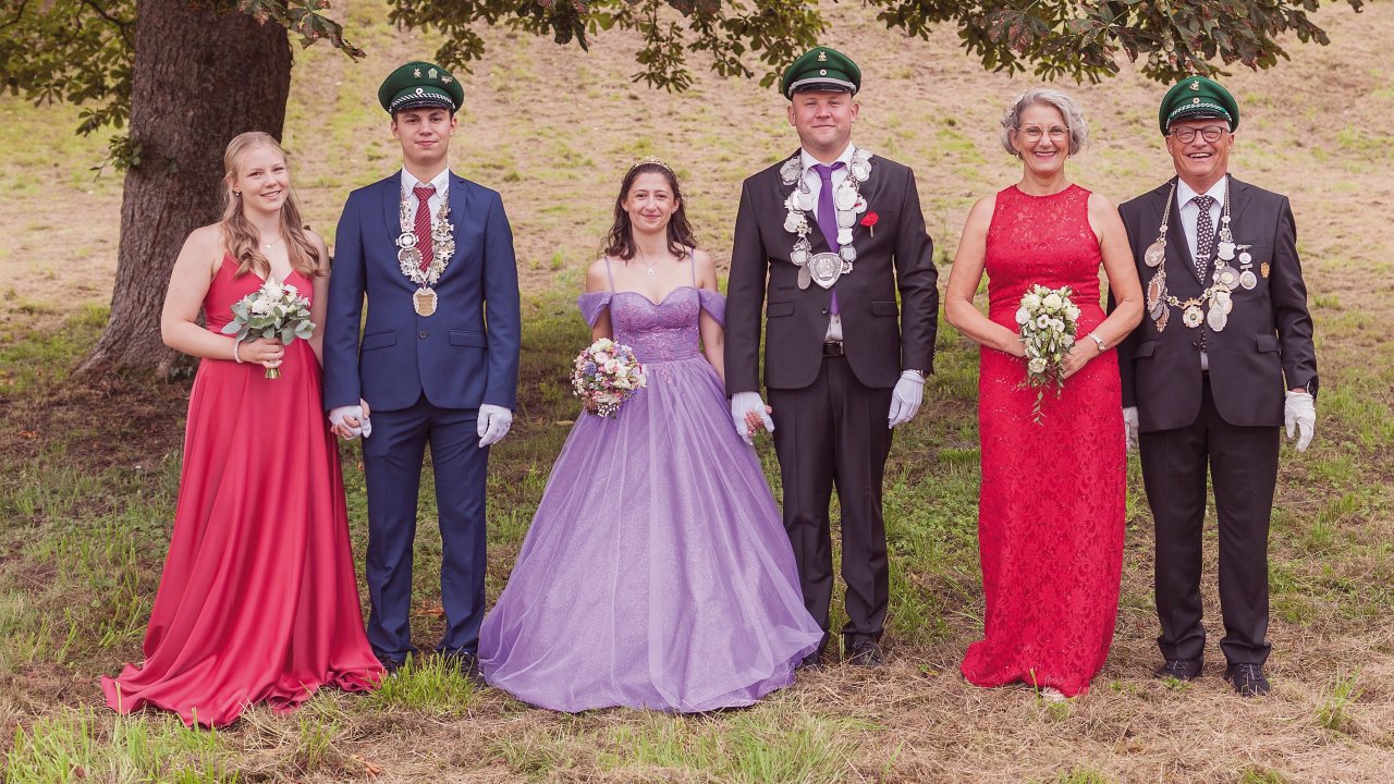 Die Lenhauser Majestäten (v.l.): das Jungschützenkönigspaar Marcel Ossipenko und Vanessa Maximow, das Königspaar Jonas und Alexandra Schroer und das Kaiserpaar Paul und Petra Bischoff. von Achim Schnell
