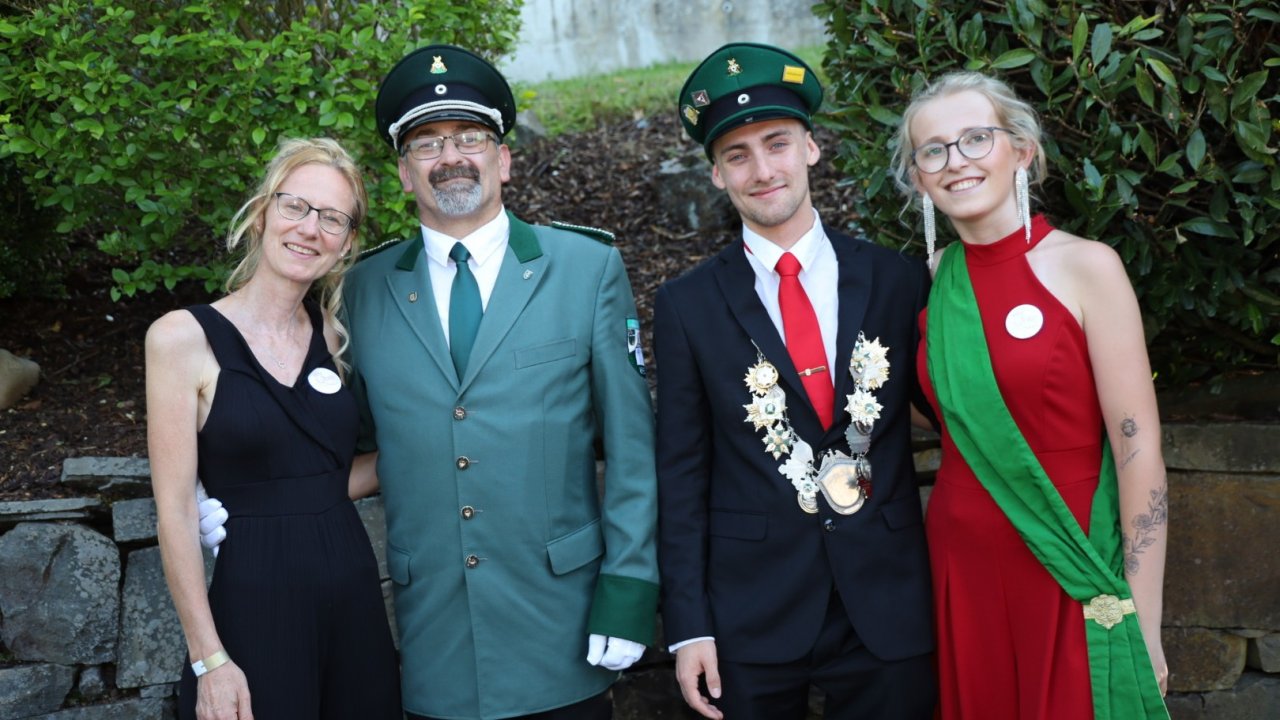 Familensache: Das neue Königspaar Thomas und Sandra Arens und das Jungschützenkönigspaar Tim Louis Arens und Lilli Gleibs. von Thomas Fiebiger