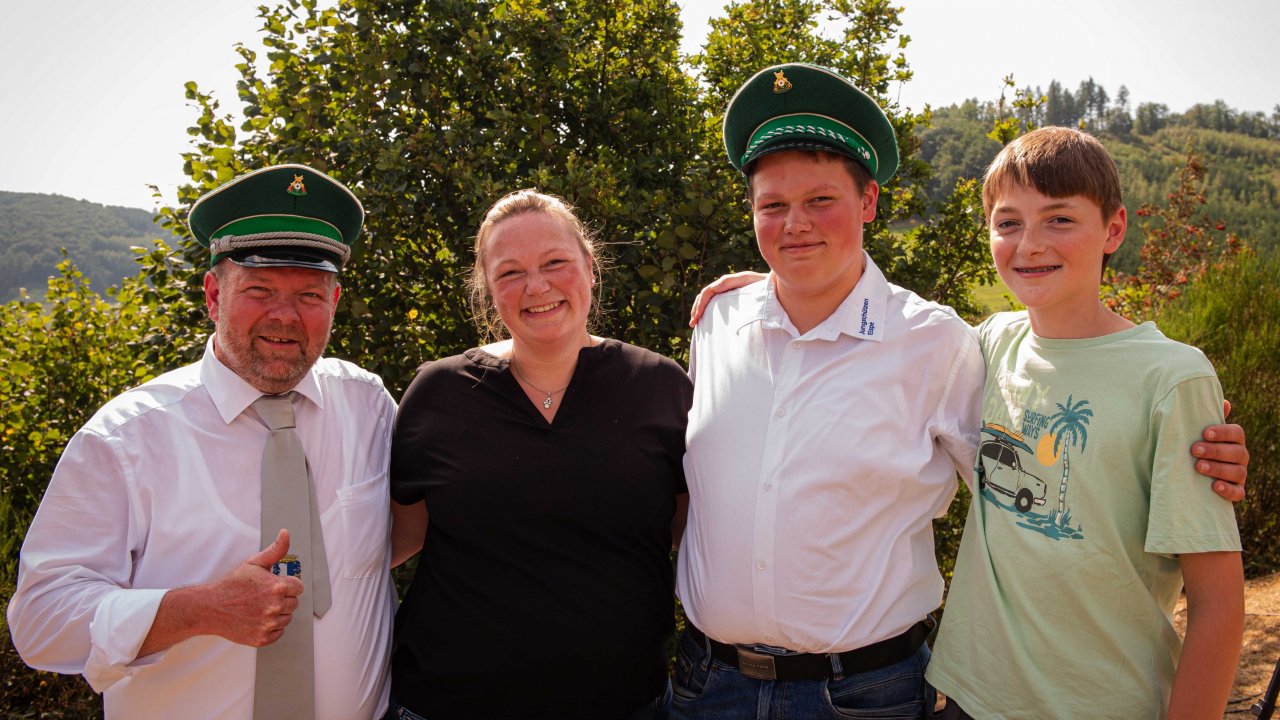 Die neue Elsper Königsfamilie: Mit dem Königspaar Björn Ellinger und Lisa Happe freuen sich Lukas und Leo (v.l.). von Nils Dinkel