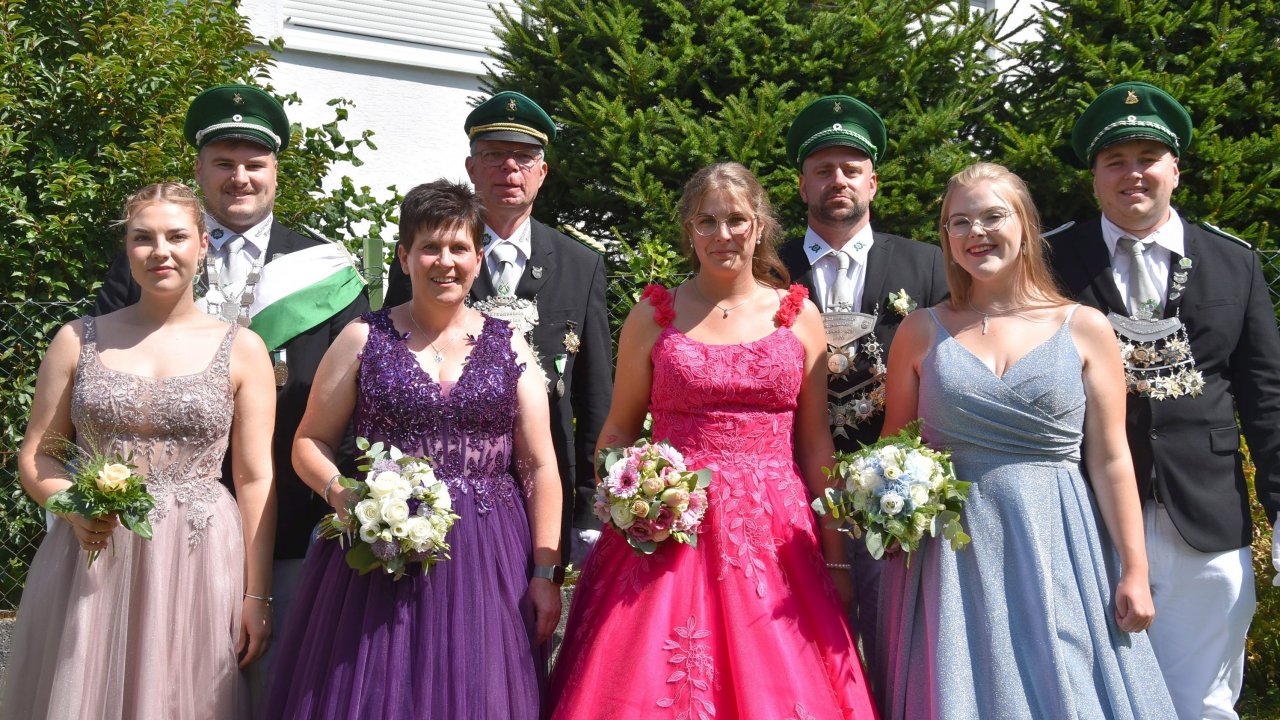 Die Maumker Majestäten (v.l.): Das Stadtkönigspaar Timo und Linda Schulte, das Kaiserpaar Bernd und Petra Schmitz, das Königspaar Maik Schulze und Vivian Spies und das Jungschützenkönigspaar Maximilian Schulte und Johanna Tigges. von Nicole Voss