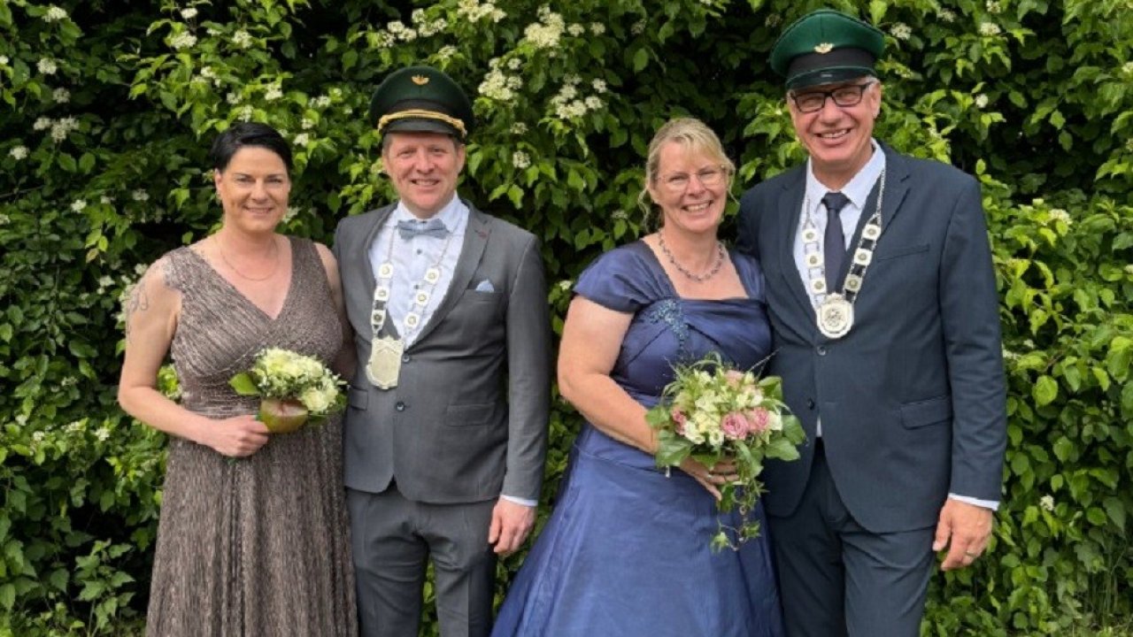 Das amtierende Königspaar Andreas Bechheim und Tanja Bauer-Bechheim und das Kaiserpaar Thorsten und Christiane Clemens (v.r.) von privat