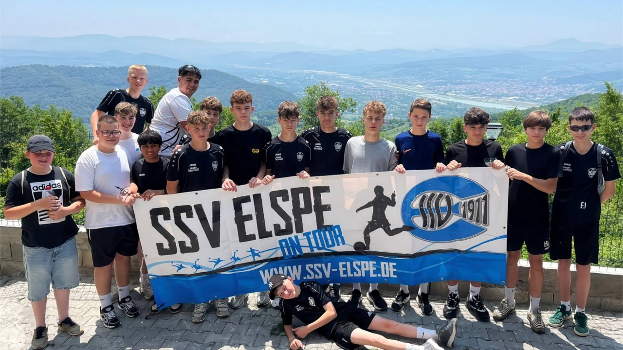 Beim Besuch in Çaycuma hatten die Elsper natürlich das SSV-Banner dabei. von privat