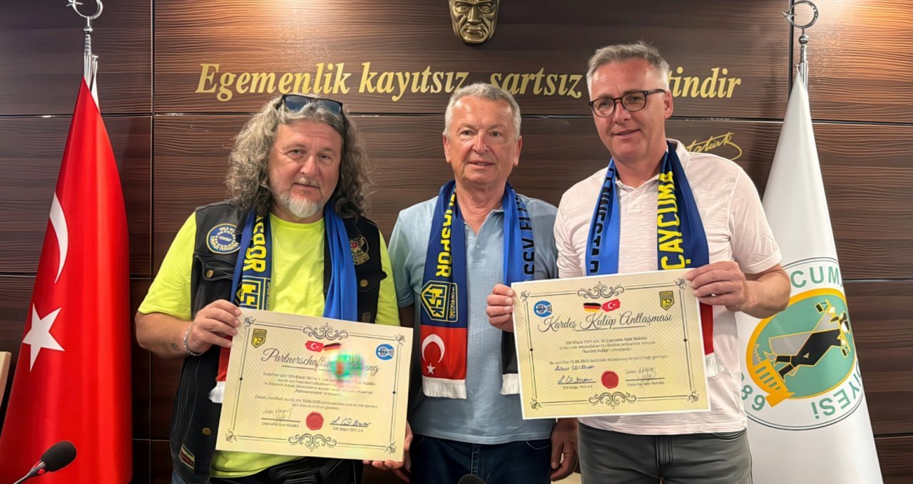 Eindrücke aus dem Vorjahr: Senan Kercin, Chef von Çaycuma Spor, Bürgermeister Bülent Kantarçi und Lothar Wittwer vom SSV Elspe (v.l.). von privat