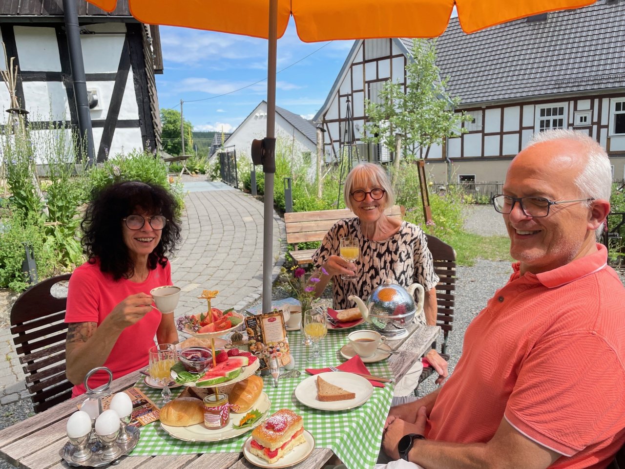 Das Planungsteam von MuT beim Trödelfrühstück im Cultivarium: (v.l.) Silvia Hoffmann, Elisabeth Lammers und Joachim Baust. von privat