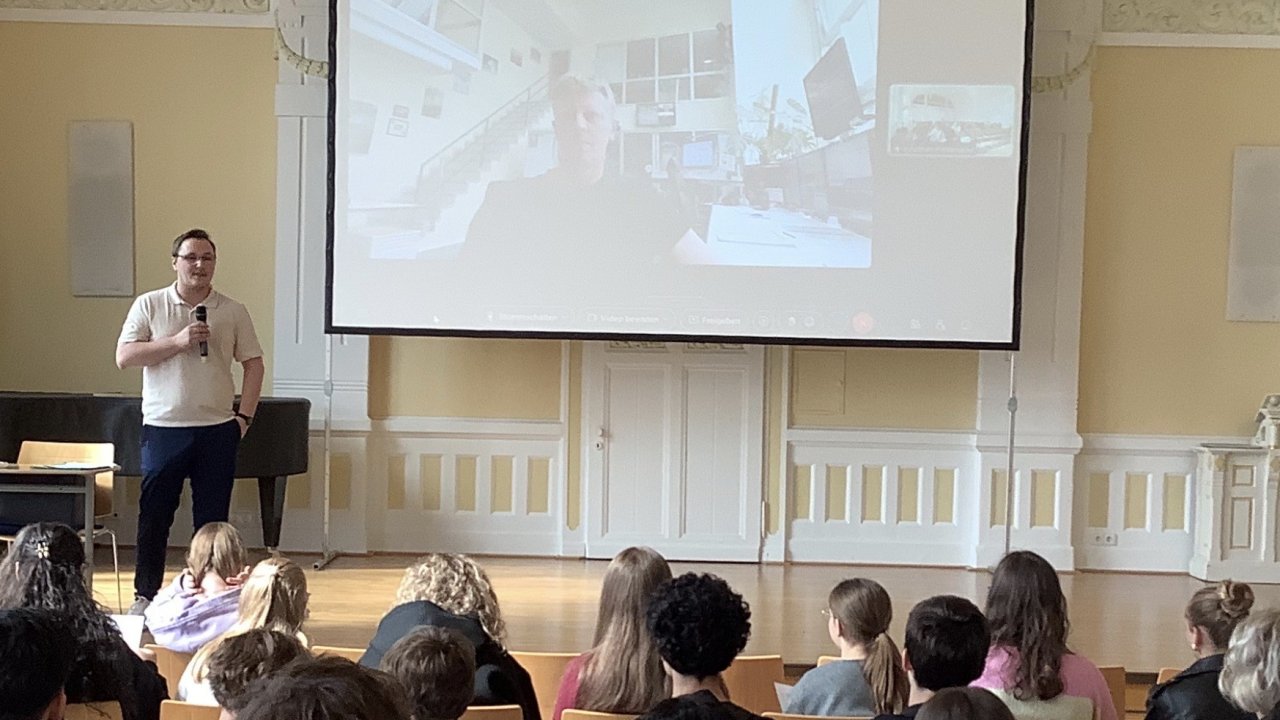 In einer Live-Schaltung via Webex haben Achtklässler des Rivius Gymnasiums den Radioastronomen Dr. Uwe Bach für ein Expertengespräch in der Aula getroffen. Dr. Uwe Bach vom Max-Planck-Institut für Radioastronomie in Bonn arbeitet aktuell am Radioteleskop Effelsberg. von Rivius Gymnasium Attendorn