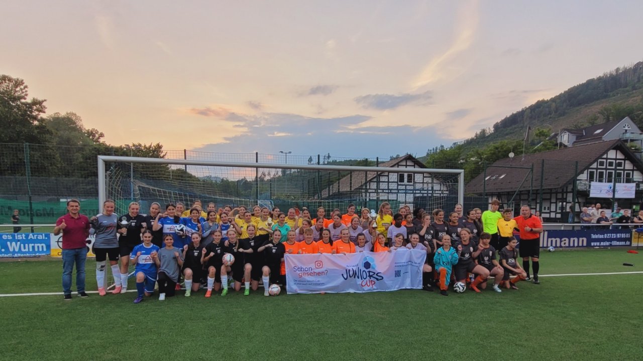 Auf dem Sportplatz des FC Kirchhundem findet am Freitag und Samstag, 3. und 4. Juli, der Allianz-Cup für Juniorinnen statt. von privat