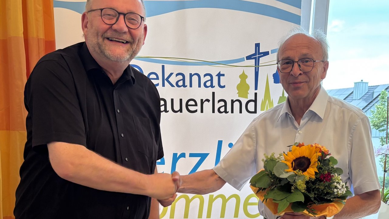 Dechant Andreas Neuser (l.) gratuliert Hubert Welzel zu Wiederwahl. von Dekanat Südsauerland