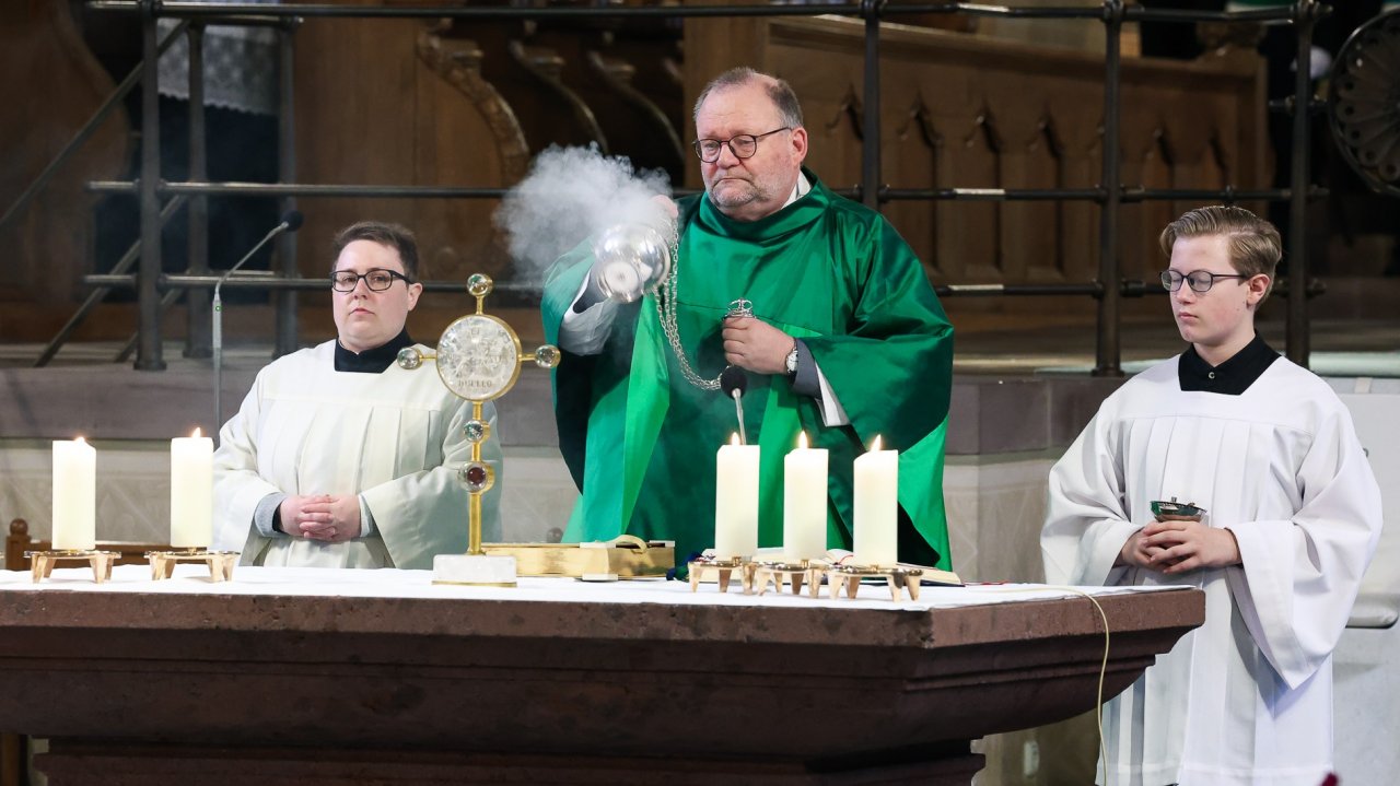 Andreas Neuser (Mitte), hier während einer Messe im Paderborner Dom. von Benedikt Laame
