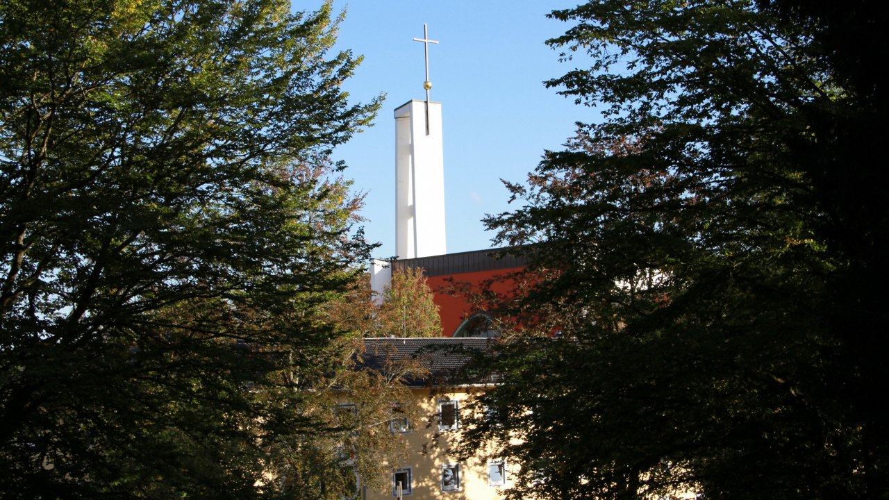 Auf dem Klosterberg in Altenhundem, rund um die Klosterkirche Maria Königin, findet die TABOR-Veranstaltung für Jugendliche mit Weihbischof Josef Holtkotte statt. von Kerstin Sauer