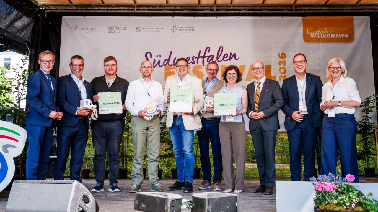 Beim Südwestfalen Festival in Hemer wurden jetzt zahlreiche Projektverantwortliche noch einmal ausgezeichnet. Hier unter anderem die Verantwortlichen der REGIONALE-Projekte „Wald.Stadt.City Iserlohn“ und „Drei Höfe Drolshagen“. von Südwestfalen Agentur/Udo Geisler