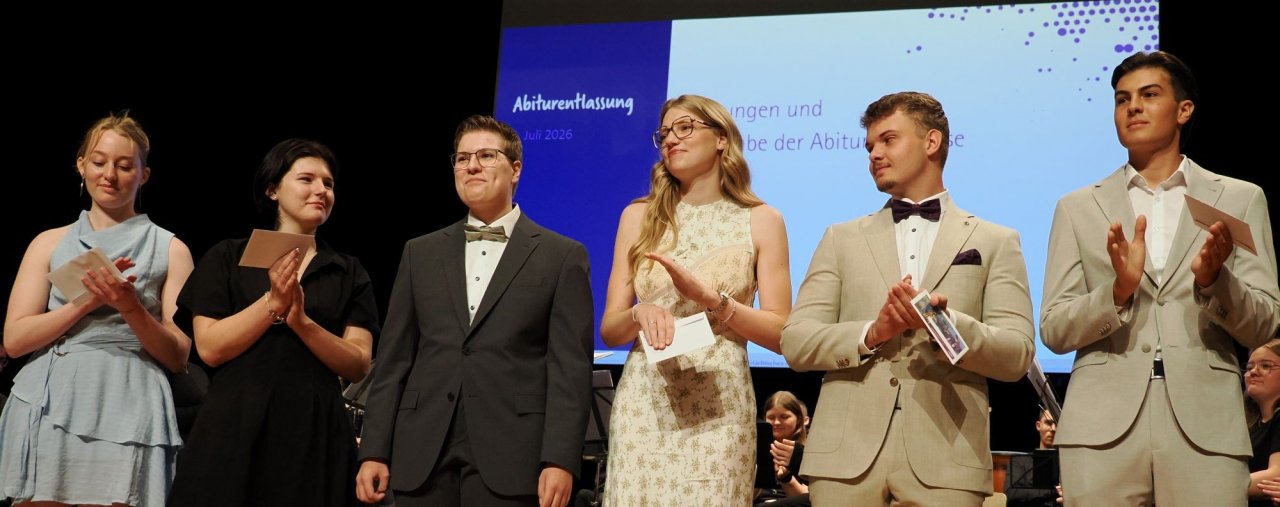 Am Samstagvormittag, 4. Juli, wurden Abiturientinnen und Abiturienten für ihr soziales Engagement sowie für die Traumnote von 1,0 geehrt. von privat