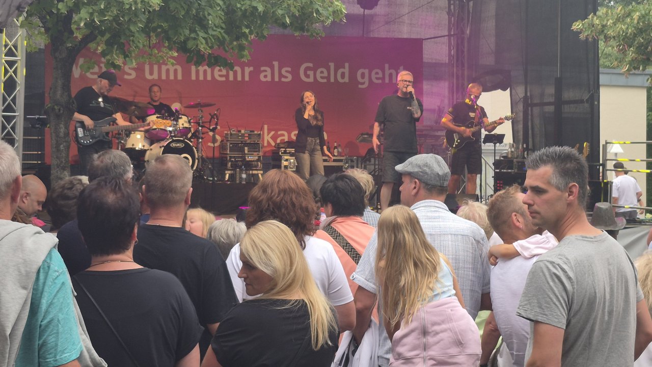 Beim Wendener Sommerabend wurde der Platz rund um das Rathaus schnell zur Tanzfläche - beste Stimmung mit der Band „Hörgerät“ war garantiert. von Rebecca Klein