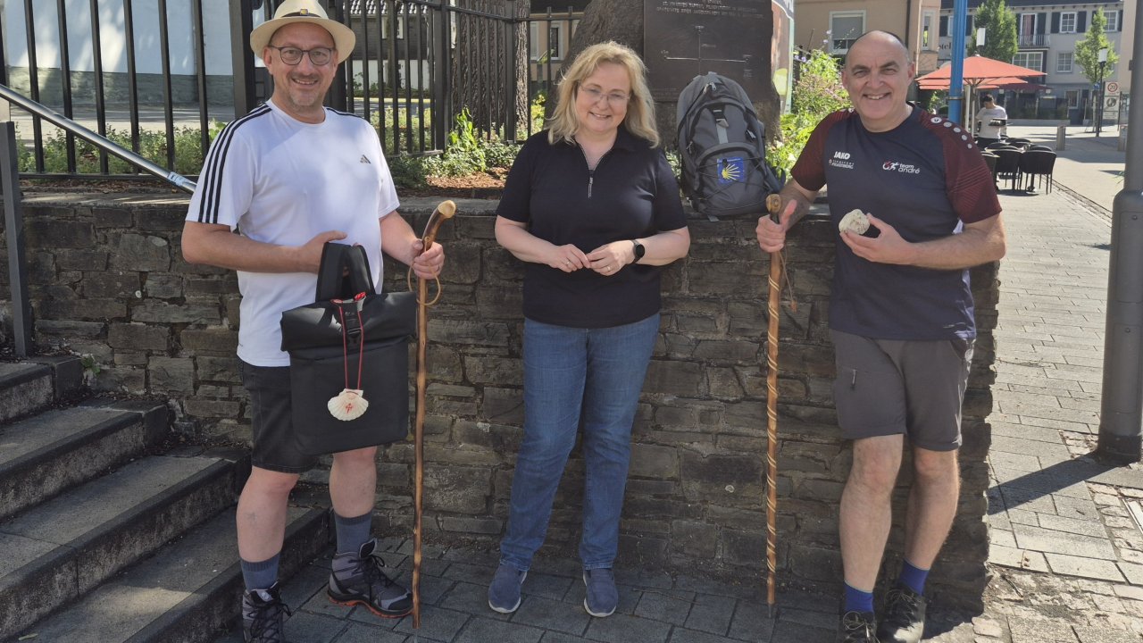 Ronald Kablitzki (SGV), Gabriele Schmidt und Tom Kleine (beide Heimatverein, v.l.) freuen sich auf die gemeinsame Wanderung am 6. September von Elspe nach Attendorn. von privat