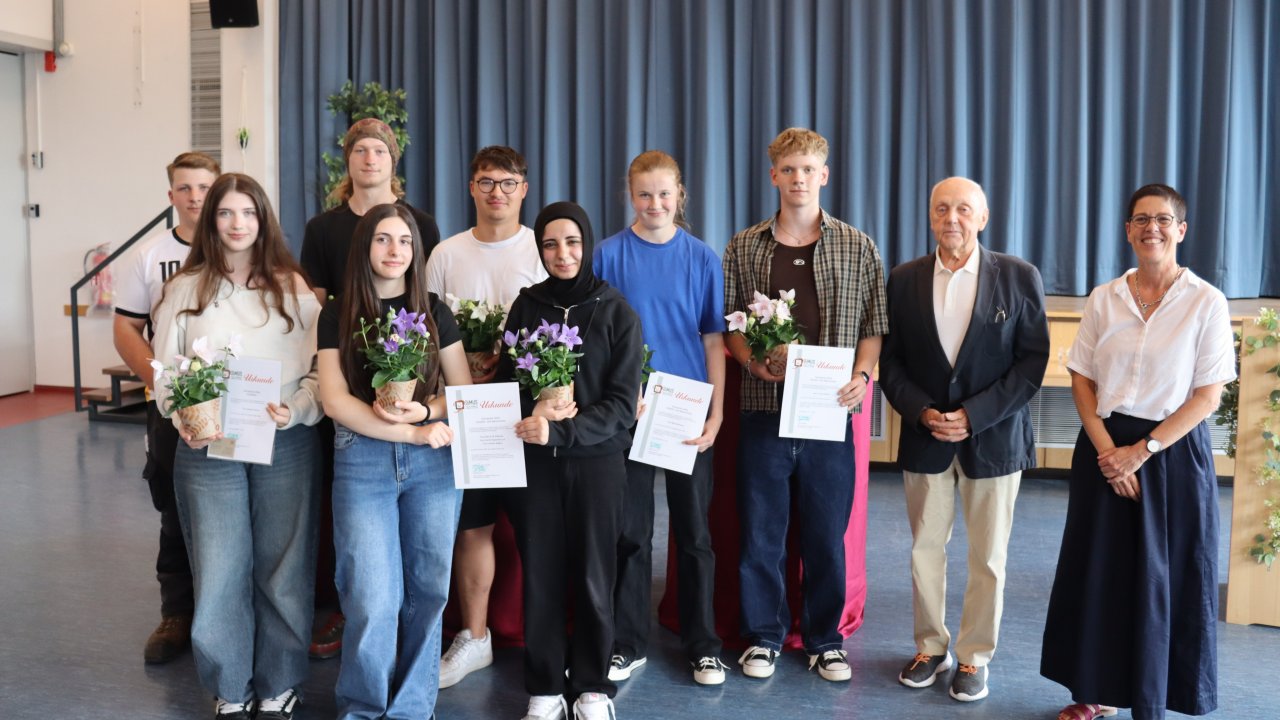 In einem feierlichen Rahmen sind in der Aula der Sekundarschule Kirchhundem die diesjährigen DIMUS-Preise verliehen worden (v.l.): Die Preisträger, Erhard Reichling (Vertreter der DiMUS) und Schulleiterin Ellen Sandforth-Linde. von privat