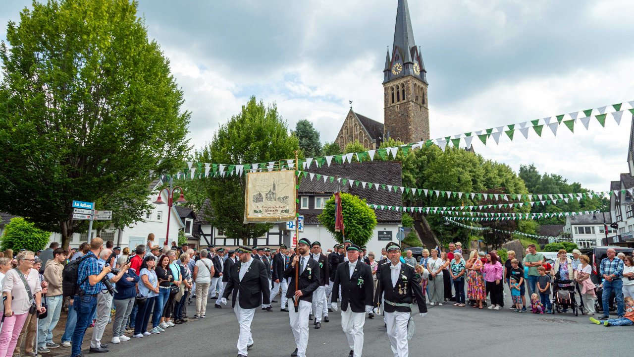 Im Ortskern von Altenhundem, rund um das Lennestädter Rathaus, wird am Sonntag, 12. Juli, wieder viel los sein, wenn der Riesen-Festzug mit drei Majestäten, ihren Hofstaaten und vielen Festmusiken durch den Ort zieht. von Schützenverein Altenhundem