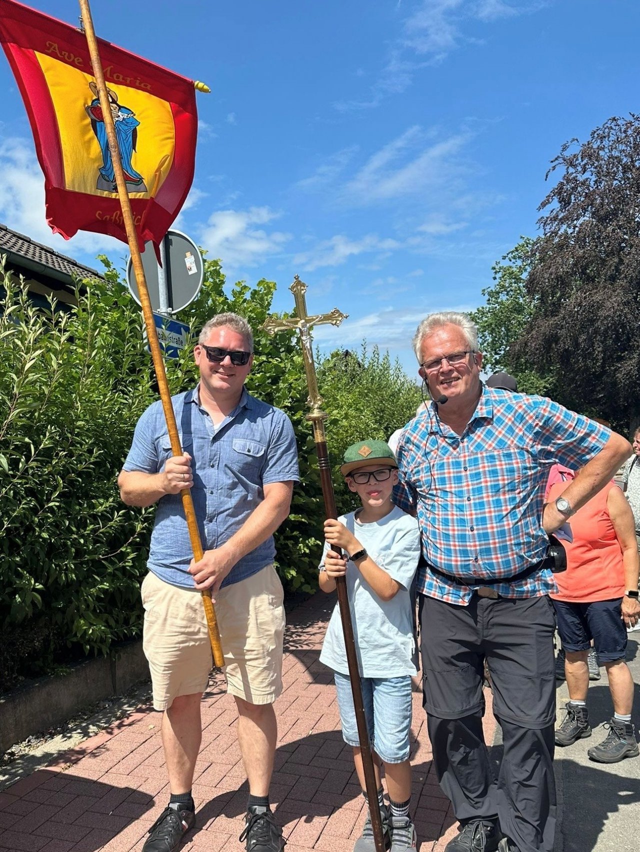 Pilgern ist Familiensache: Ludger Maiworm (r.) ist seit 60 Jahren dabei. Sein Sohn Christopher (l.) und sein Enkel Henry setzen die Wallfahrer-Tradition fort. von privat