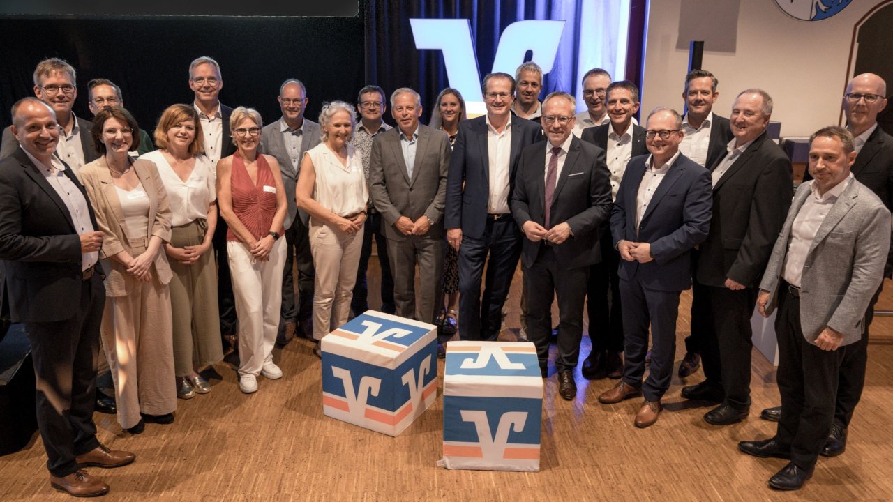 Vorstand und neu gewählter Aufsichtsrat der Volksbank Sauerland nach der Vertreterversammlung. von Volksbank Sauerland