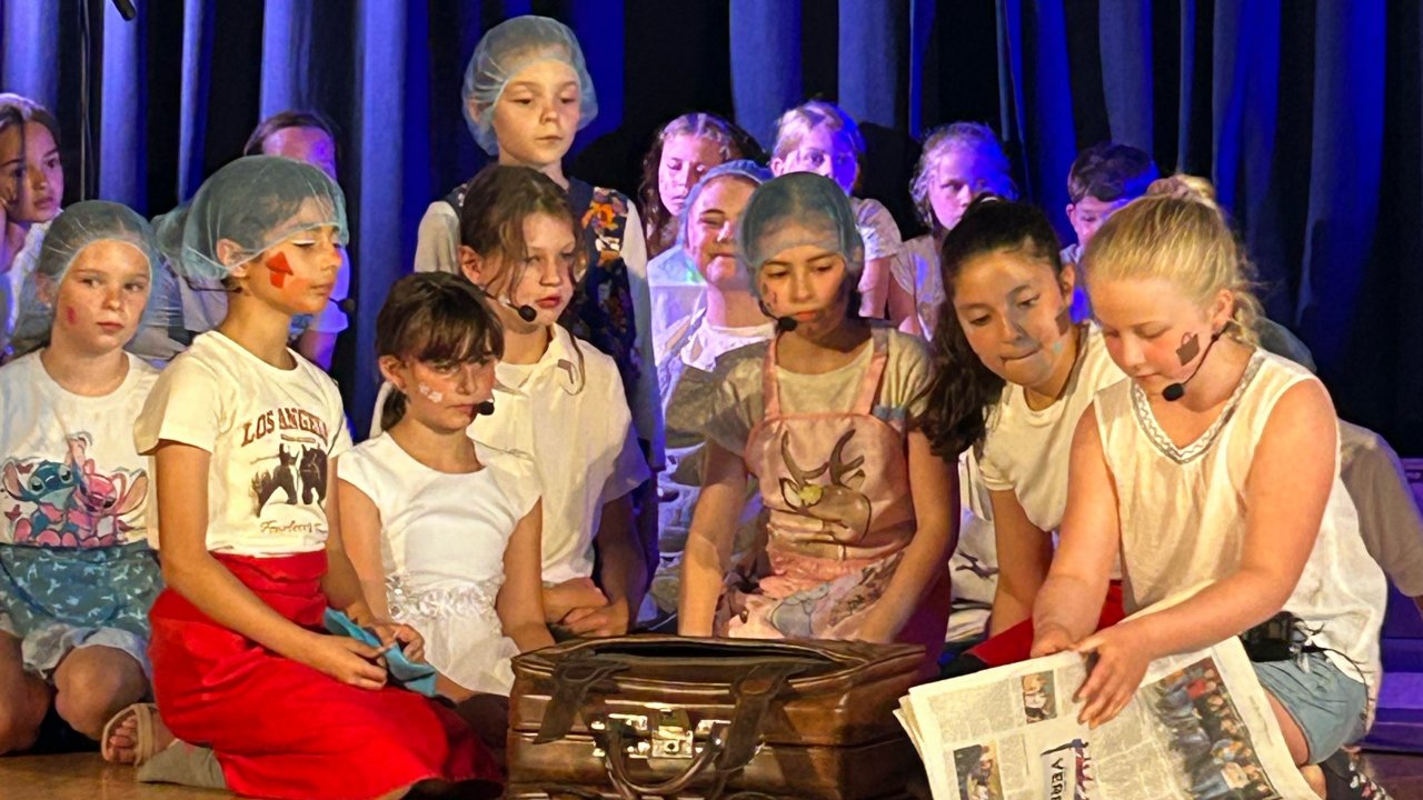 26 Dritt- und Viertklässler der St.-Nikolaus-Grundschule Grevenbrück haben jetzt das Musical „Geschichten aus Jacks Koffer“ aufgeführt. von privat