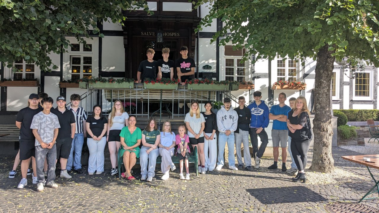 Als Andenken an den schönen Tag, stellen sich die Schüler zum Gruppenfoto vor dem Gasthof auf. von privat