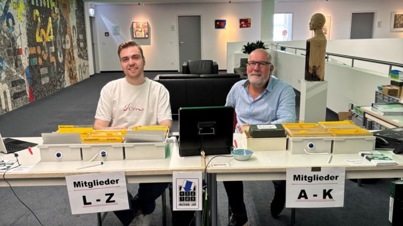 An einem Stand des Schützenvereins Olpe in der Galerie im ersten Obergeschoss der Sparkassen-Hauptstelle können Mitglieder ihre Karten abholen. von Sparkasse ODW